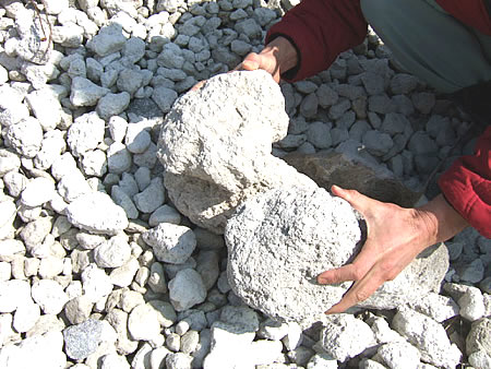 いろんなサイズがありますよ！なんたって自社で天然軽石を採掘してますから！！